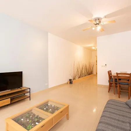 Bv1 - Spacious&bright - Prime Location *