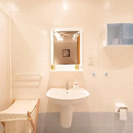 Bv1 - Spacious And Bright - Prime Location *